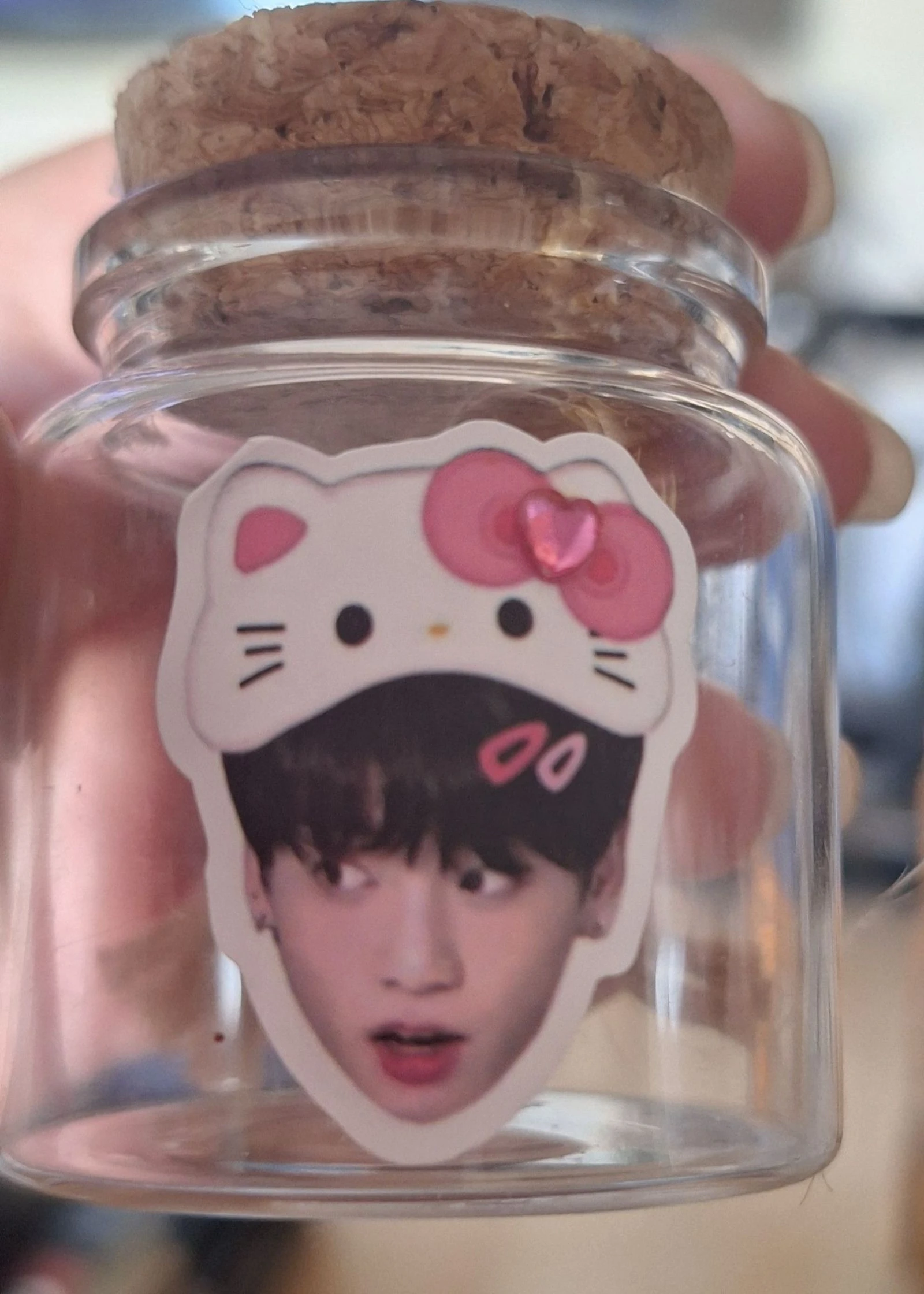 Pequeño frasco de jungkook con Hello Kitty – photo 2